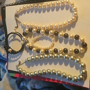 5 pieces beaded jewelry 3 necklace, 2 bracelet